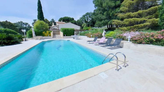 Pezenas villa to rent in France 2024