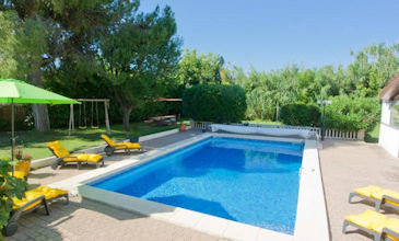 Les Ecureuils - large South France villa with pool